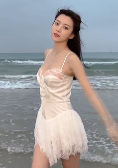 小姐姐「陈梦儿」分享在三亚海边游玩vlog  网友:有点像车晓
