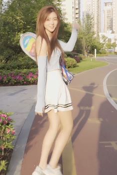 爱健身小姐姐「莫心」@你一起来打羽毛球 网友:青春靓丽清纯可人!