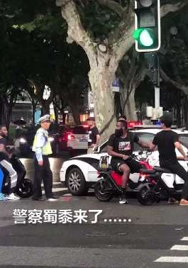 哈登骑电动车逆行被交警拦住，在中国这样骑车是不行的！