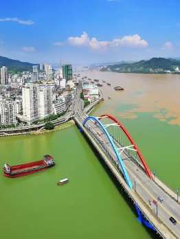 广西梧州有一条鸳鸯江 江水一浊一清泾渭分明