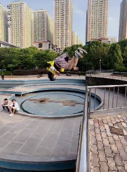 跑酷不只是男人的玩的运动，萌妹子上演轻功送外卖！