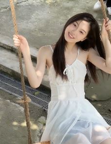 甜美小姐姐「鱼鳞鲜鲜」穿白色仙女裙户外荡秋千 网友:美的楚楚动人