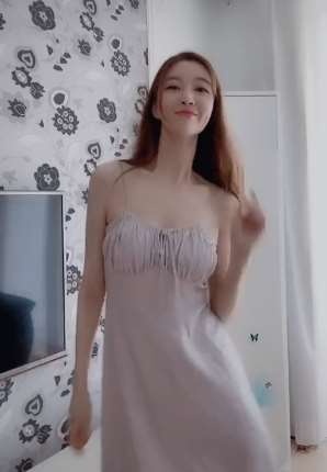 性感小姐姐<星妍>穿吊带裙家中热舞