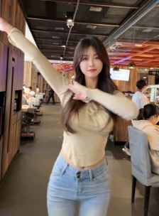 漂亮小姐姐「小梨涡」餐馆饭后跳科目三舞蹈 网友:美的如此多娇