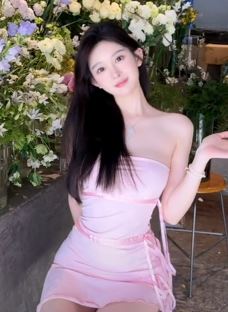 网红女主播「莫妮卡」穿粉色抹胸美裙分享日常随拍  网友:最标准的美女