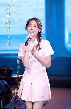 「朱容君-兔子牙」小姐姐翻唱《小城夏天》，蝉鸣不止的夏天总会结束，可少年人的爱恋永不落幕！