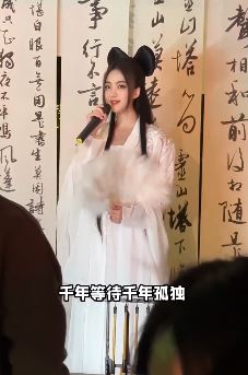网红歌手金钰晨穿古装唱《白狐》，网友：让我收了你吧！
