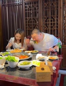 于家村长搞笑段子:带女友吃火锅吃出假牙,万万没想到竟是她的!