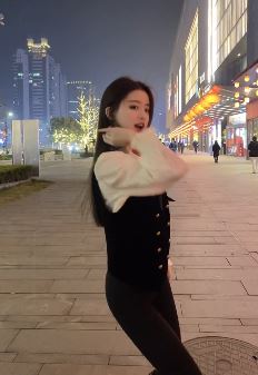 网红小姐姐「小思思」来"炸街" ,舞动人生真够嗨!网友:可爱有余,性感不足!