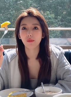 都美竹分享日常吃美食vlog，配文：等疫情结束 你最想吃什么？