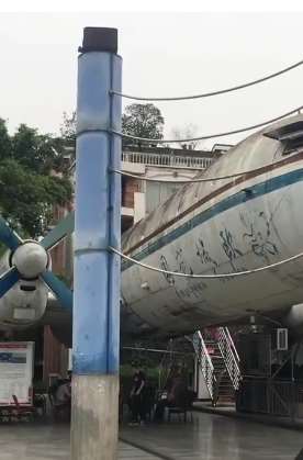 四川一小区一架废弃飞机改超市火了 飞机上还能喝茶打麻将