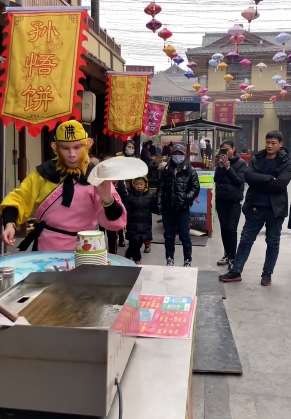 猴哥表演飞饼，这手艺绝活得练多久才能出师！