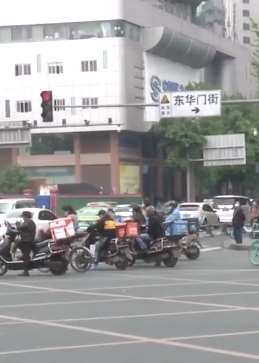 成都一外卖小哥喝退2小偷反遭报复 送餐途中被撞倒