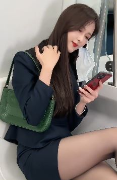 长腿小姐姐「小龙鼠」穿黑丝坐地铁,一旁男子看得直发呆
