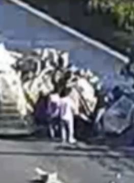 路遇车祸，3名热心司机合力救人