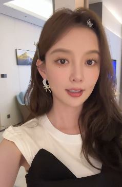 歌手汪小敏化精致美妆分享居家好状态 网友：一个字靓