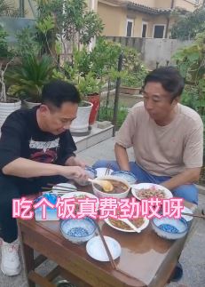 冯巩与徒弟日常搞笑:吃饭用公筷公勺,上侧所得去公厕!