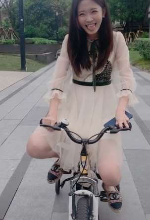 车模凉凉太调皮 骑儿童车腿都蹬不开