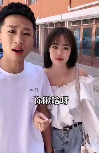 男子带女友出门偶遇女友前男友 跪求分手方法