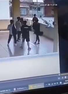 男孩在楼道模仿科比后仰跳投坠楼