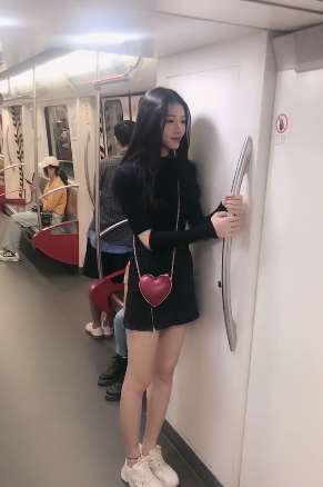 地铁里这位漂亮的小姐姐很可爱，你觉得怎么样？