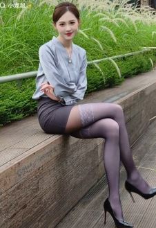 车模小姐姐「小龙鼠」职业装穿搭分享户外随拍  配文:做个走路带风的女子