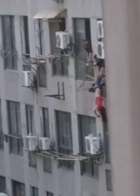 命硬？江苏一女子酒后爬出窗台倒挂8楼窗外！