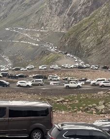 网友被新疆独库公路堵车场景惊呆