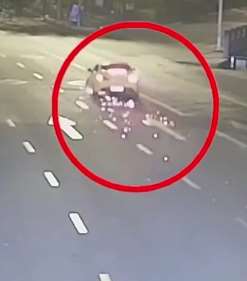 广西一跑车肇事后逃逸，轮胎爆胎逃逸一路火花！