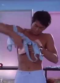 搞笑电影片段：古天乐体验做女人，没想到连胸罩都穿不上！