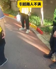 外卖小哥闯岗进小区送餐被保安锁脚