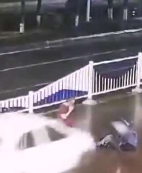 看完吓身冷汗！司机撞倒老人后下车查看情况，打电话瞬间被另一辆轿车撞飞!