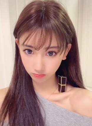小姐姐挑战锁骨放口红 有没有叫板的小伙伴