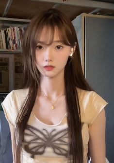 福州小姐姐「没头脑的小吴」居家玩手势舞,如此甜妹你爱了吗?