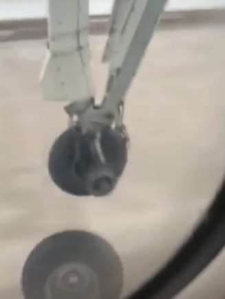 加航客机起飞不久轮子脱落，空中盘旋两小时后返航！