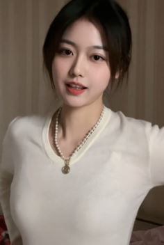 气质女主播「土星」分享居家好状态 配文:只能夸好看!