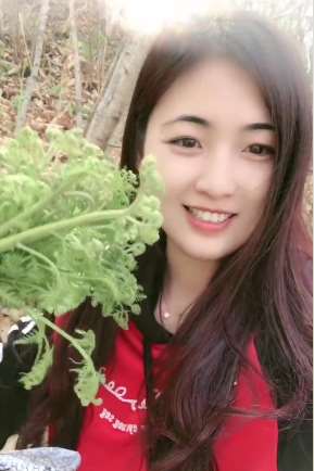 知道漂亮的小姐姐手里拿的是什么植物吗