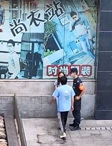 重庆一情侣当街吵架遭围观