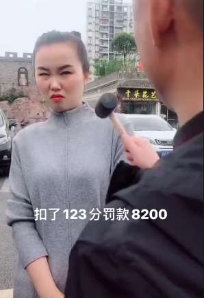 夫妻搞笑段子：老婆驾照频繁被扣分 男子被气的想砸车！