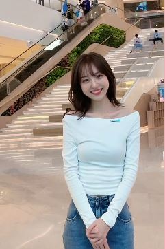 一个腼腆的小姐姐「里予美子」想在公共场所跳舞却有些害羞!