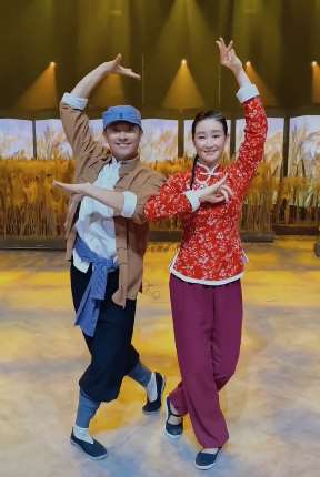 演员印小天与王亚彬同框跳舞 看到王亚彬你眼熟吗？