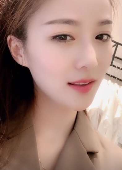 有没有被美女的眼神电到？这眼神太勾魂了！