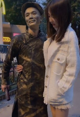 美女与铜人合影被调戏