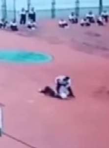 初中男生不听话被体育老师踢打，当地教育局介入调查