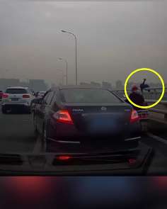 长沙一男子在湘府路大桥弃车跳江