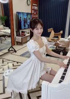 小姐姐弹奏一首非常动听的钢琴曲,网友:人美琴声更美 !