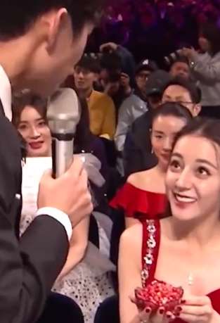 袁姗姗盯着迪丽热巴吃石榴 好想也来一口！