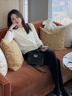 好看小姐姐「冯子珊」分享针织衫穿搭,时尚靓丽气质高雅!