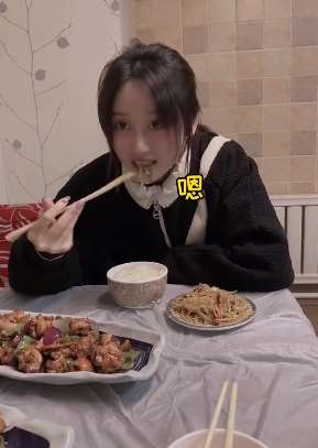 小姐姐饭馆吃饭被套路,点个土豆丝花费130元