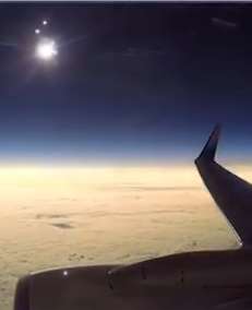 乘客飞机上拍到日环食全过程